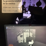 Prototipo digital en ordenador e implantación escénica de una escena de El Diablo Cojuelo, con capas, luces, siluetas y sombras.