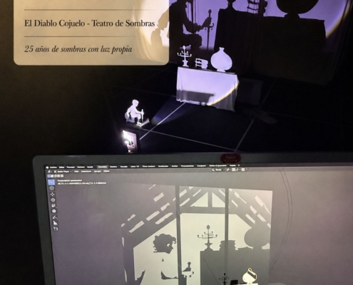 Prototipo digital en ordenador e implantación escénica de una escena de El Diablo Cojuelo, con capas, luces, siluetas y sombras.