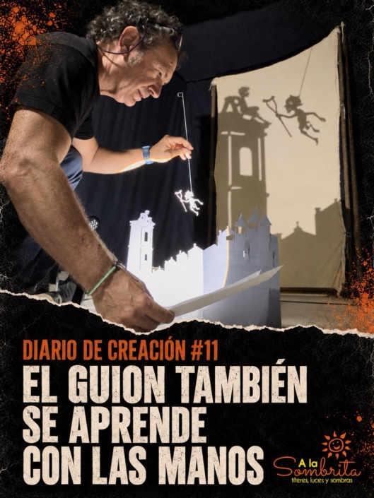 Diario de Creacion 11 – El Guión tambien se aprende con las manos en tamaño grande José Diego manipula una silueta del Cojuelo junto a un decorado pop-up, mientras sus sombras se proyectan sobre un bastidor. Portada del Diario de creación #11.