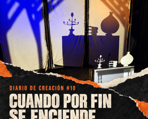 Portada del Diario de creación #10: sombras de un candelabro, libros y una redoma sobre los bastidores de El Diablo Cojuelo, iluminados en azul y ámbar.