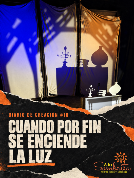 Diario de creación #10: Cuando por fin se enciende la luz Portada del Diario de creación #10: sombras de un candelabro, libros y una redoma sobre los bastidores de El Diablo Cojuelo, iluminados en azul y ámbar.