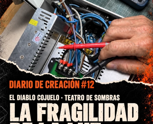 Mano con las sondas de un multímetro sobre la caja de conexiones. Diario de creación #12: La fragilidad de la luz, de El Diablo Cojuelo.