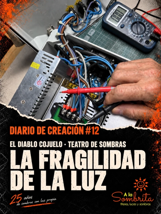 Diario de creación #12: La fragilidad de la luz Mano con las sondas de un multímetro sobre la caja de conexiones. Diario de creación #12: La fragilidad de la luz, de El Diablo Cojuelo.