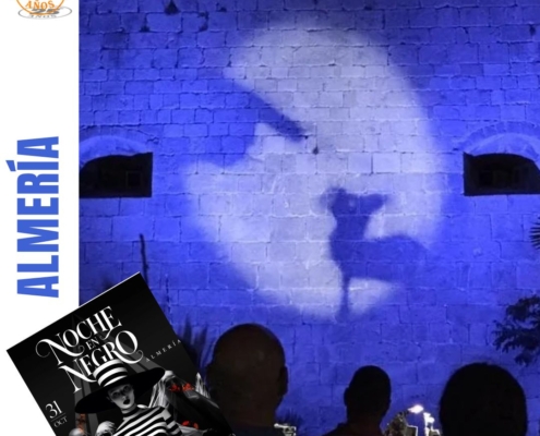 Cuentos de Pocas Luces en la Noche en Negro de Almería, 31 de octubre de 2026: teatro de sombras sobre una muralla azul.