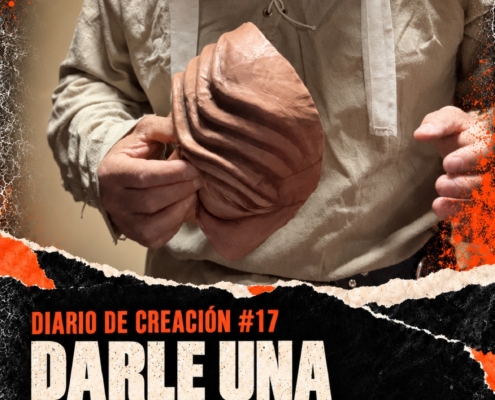 Diario de creación #17: Darle una vuelta más. Detalle del vestuario y las manos de José Diego sosteniendo la máscara de El Diablo Cojuelo.