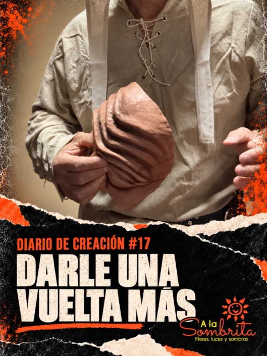 Diario de creación #17: Darle una vuelta más | El Diablo Cojuelo Diario de creación #17: Darle una vuelta más. Detalle del vestuario y las manos de José Diego sosteniendo la máscara de El Diablo Cojuelo.